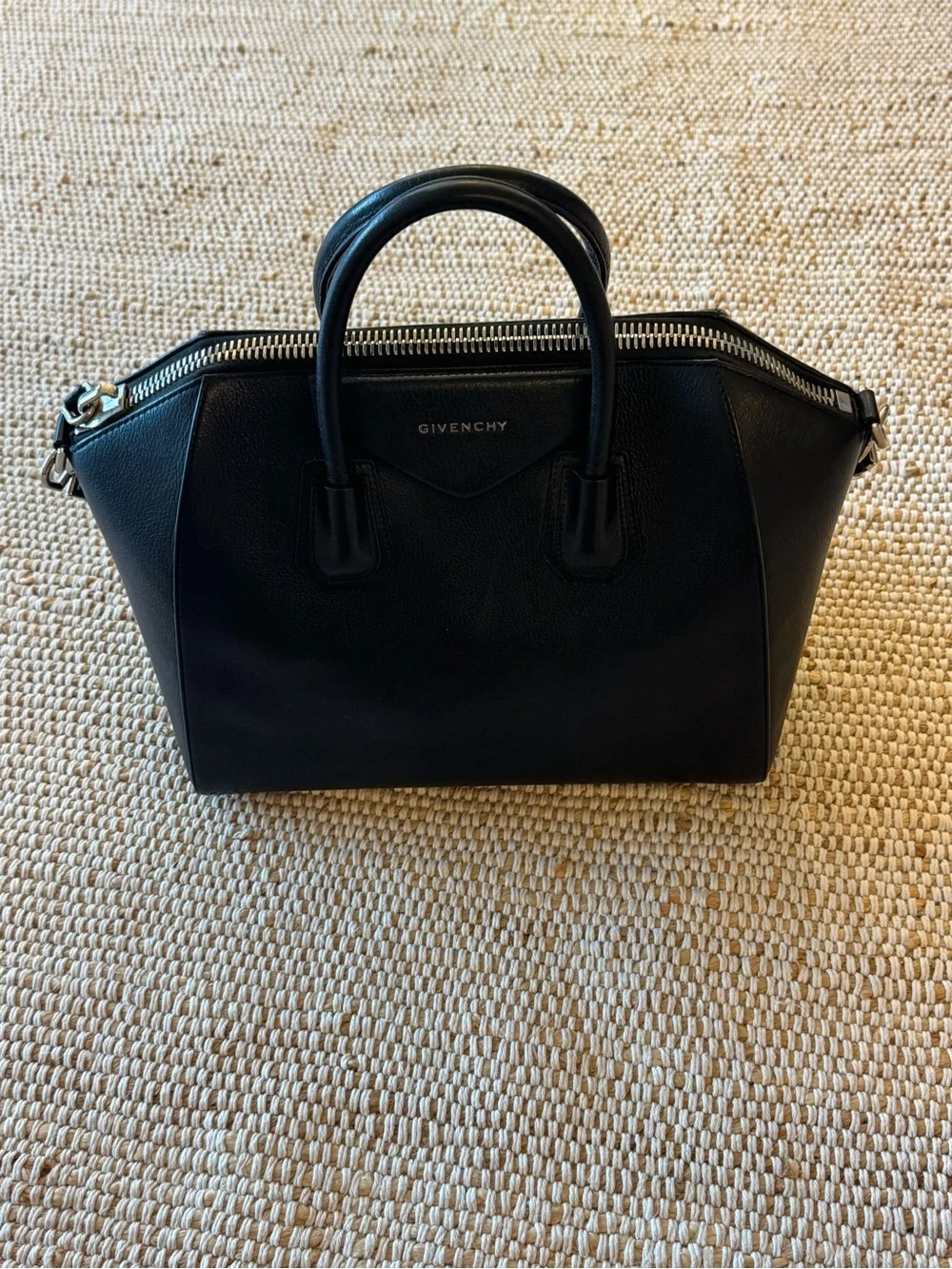 Givenchy Sugar Goatskin Medium Antigona Bag Black EUC